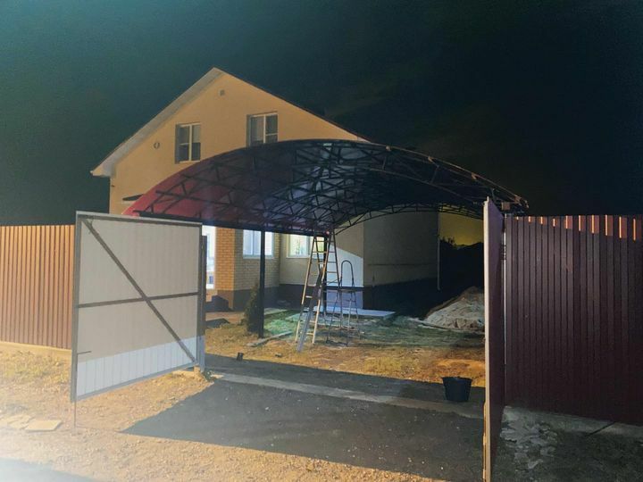 Как выбрать покрытие автонавеса в Плавске, чтобы не переплатить за ресурс и внешний вид