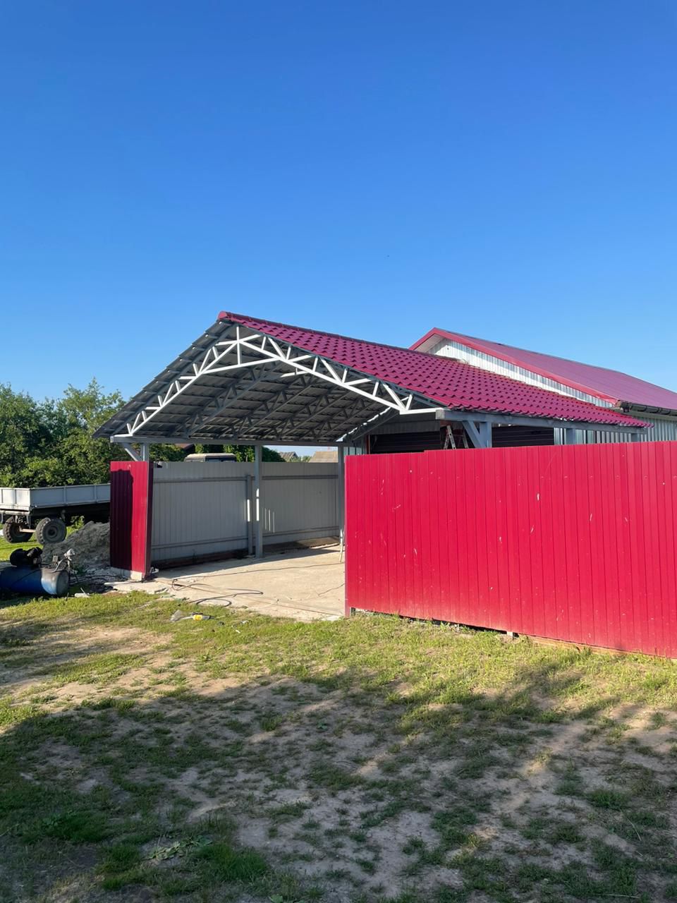 Металлический пристроенный навес