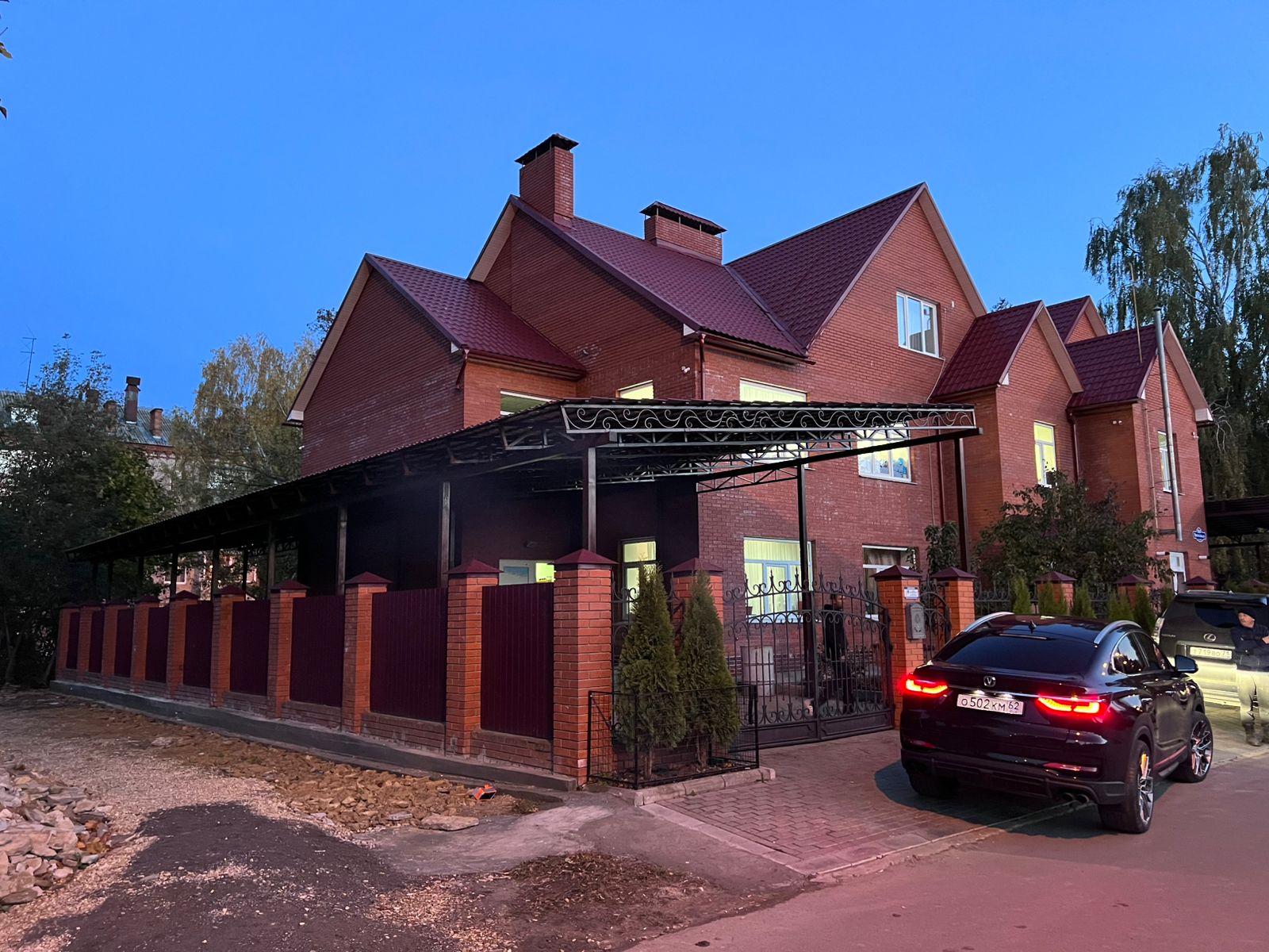 Односкатный навес для автомобиля